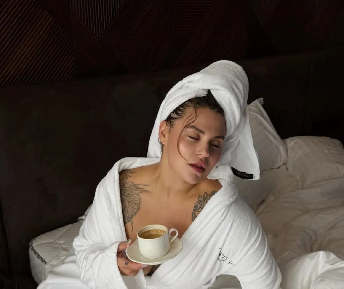 Саша Заріцька з гурту KAZKA напівоголеною знялася у гарячій фотосесії