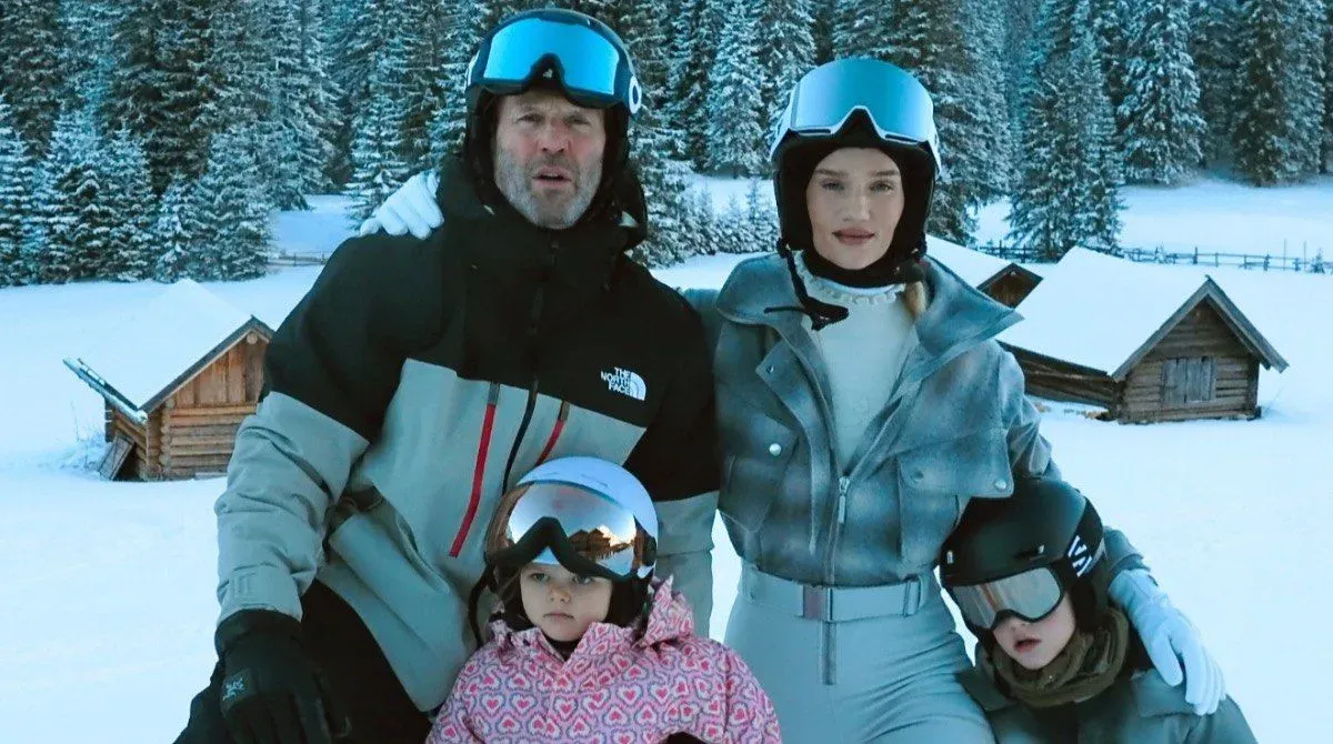 Джейсон Стейтем і Роузі Хантінгтон-Вайтлі показали сімейний відпочинок в Альпах